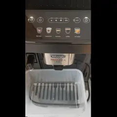 Panel sterowania ekspresu DeLonghi Magnifica Evo. Widoczne ikony napojów i przyciski. Przygotowanie do odkamieniania.