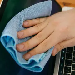 Czym czyścić laptop, aby uniknąć uszkodzeń i zyskać nowy blask?