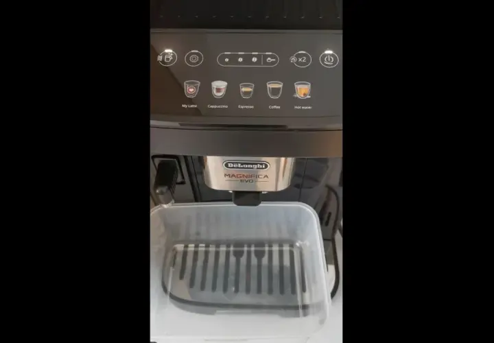Panel sterowania ekspresu DeLonghi Magnifica Evo. Widoczne ikony napojów i przyciski. Przygotowanie do odkamieniania.