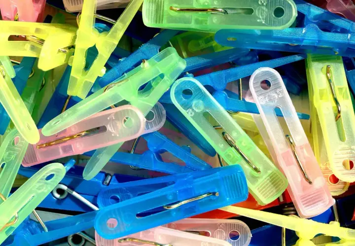 Kolorowe spinacze do prania, które mogą pomóc w odświeżeniu zżółkniętego plastiku.