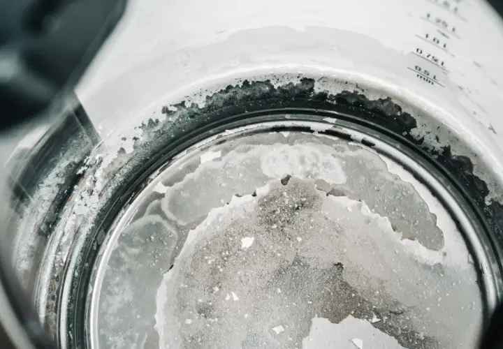 Jak odkamienić czajnik kwaskiem – prosta metoda na limescale