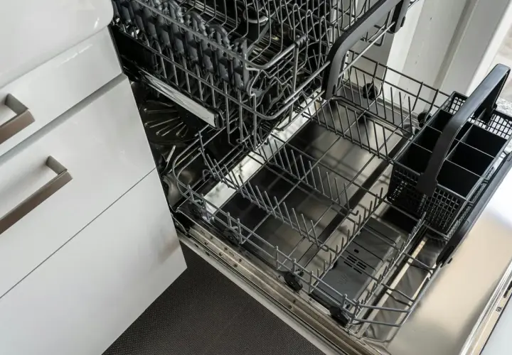 Wnętrze zmywarki Electrolux gotowe do czyszczenia. Półki i kosze na sztućce czekają na gruntowne mycie.