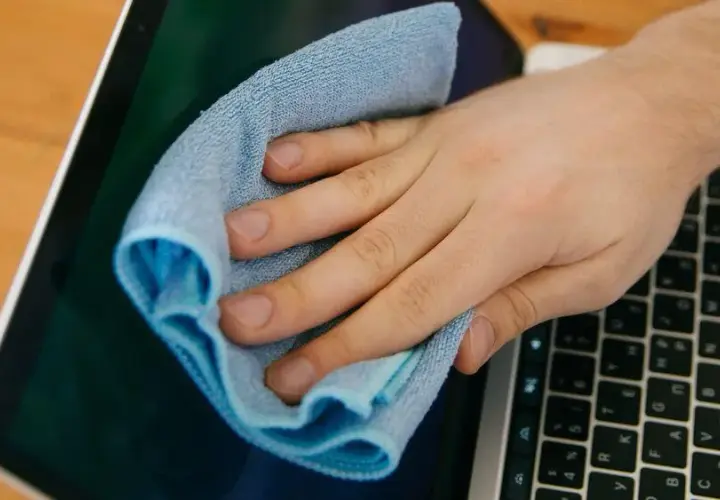 Czym czyścić laptop, aby uniknąć uszkodzeń i zyskać nowy blask?