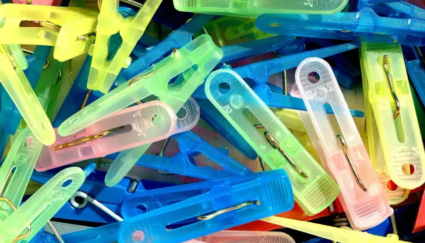 Kolorowe spinacze do prania, które mogą pomóc w odświeżeniu zżółkniętego plastiku.