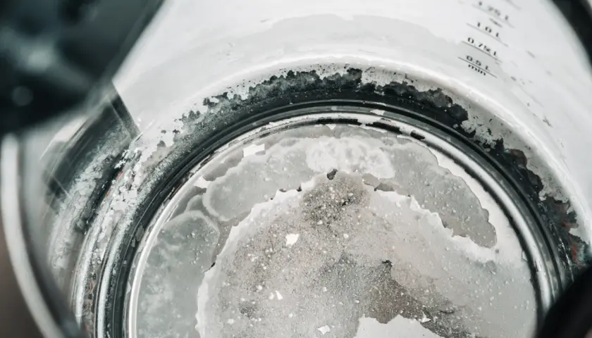 Jak odkamienić czajnik kwaskiem – prosta metoda na limescale
