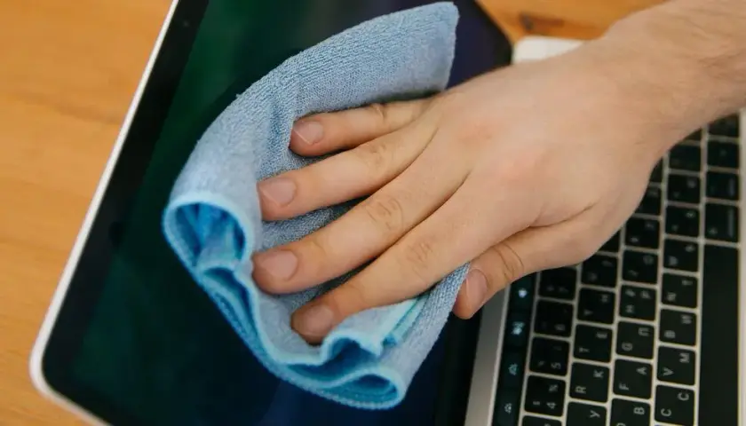 Czym czyścić laptop, aby uniknąć uszkodzeń i zyskać nowy blask?