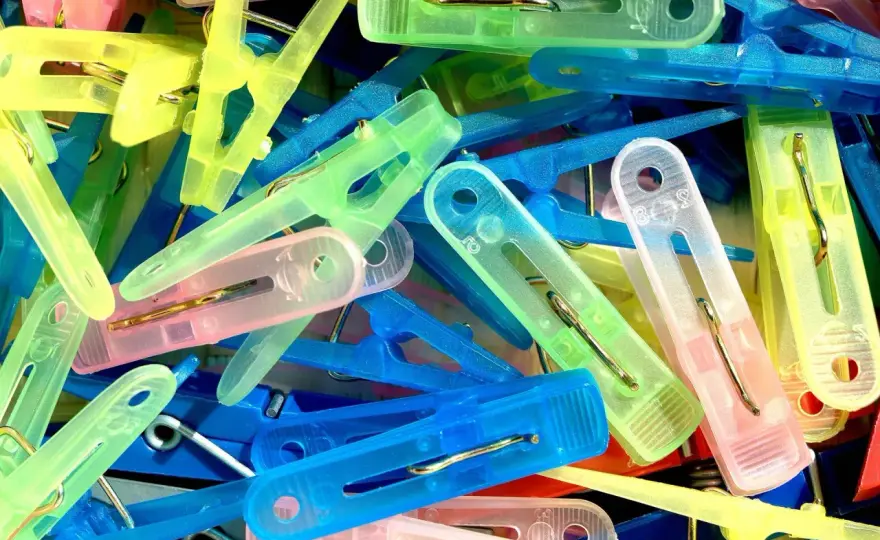 Jak wyczyścić zżółknięty plastik - domowe metody i nadtlenek wodoru