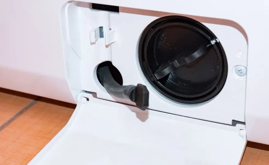 Filtr w pralce Whirlpool - jak go wyczyścić bez zalania?