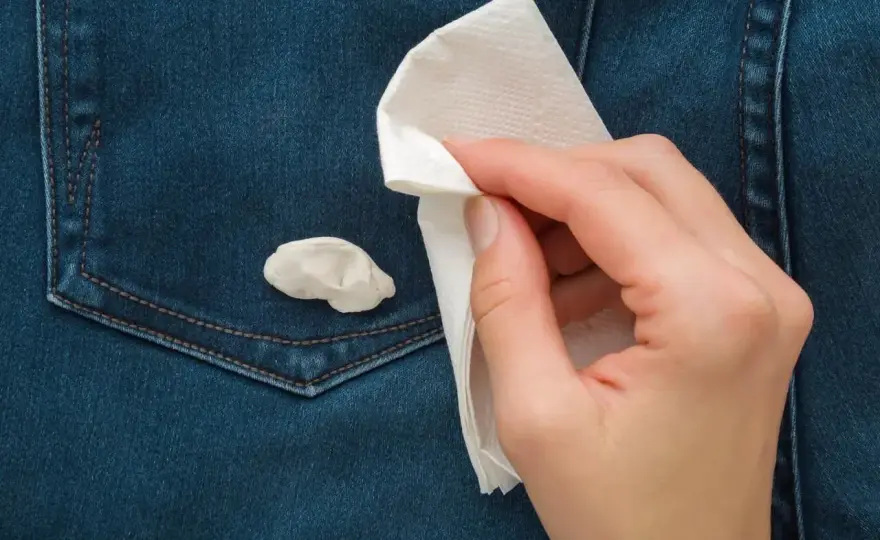 Jak usunąć gumę do żucia z ubrania bez śladu?