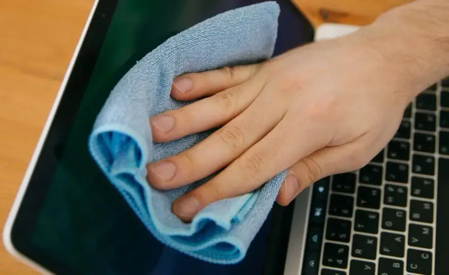Czym czyścić laptop, aby uniknąć uszkodzeń i zyskać nowy blask?